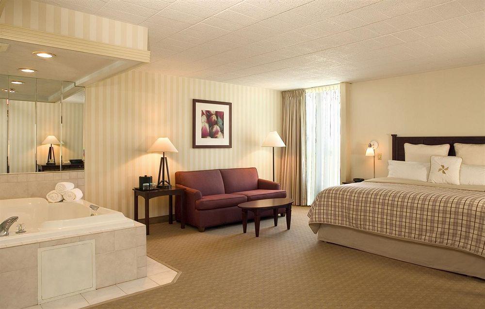 Ramada By Wyndham Greensburg Hotel & Conference Center Екстериор снимка