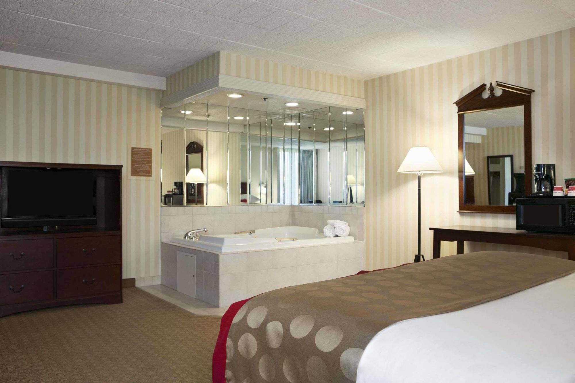 Ramada By Wyndham Greensburg Hotel & Conference Center Екстериор снимка